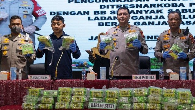 Kapolda Aceh Irjen Ahmad Haydar (kedua kanan) memperlihatkan barang bukti sabu-sabu pada konferensi pers pengungkapan tindak pidana narkoba, Kamis (2/2/2023) pagi. Foto: Suparta/acehkini