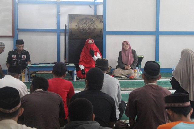 Ustadzah Tiara Listiawati memberikan motivasi kepada warga binaan Lapas Sintang