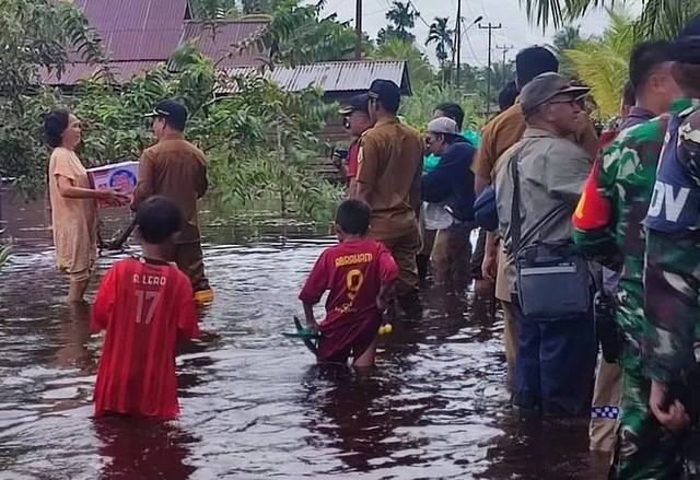Pemkab Sambas menyalurkan bantuan kepada warga terdampak banjir. Foto: Dok. BNPB