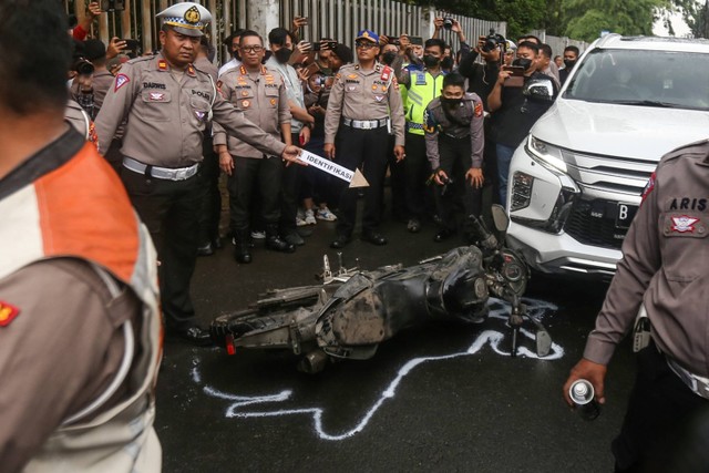 Sejumlah polisi melakukan rekonstruksi ulang kecelakaan di Jalan Srengseng Sawah, Jagakarsa, Jakarta Selatan, Kamis (2/2/2023).  Foto: Asprilla Dwi Adha/ANTARA FOTO
