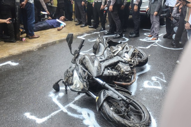 Sejumlah polisi melakukan rekonstruksi ulang kecelakaan di Jalan Srengseng Sawah, Jagakarsa, Jakarta Selatan, Kamis (2/2/2023). Foto: Asprilla Dwi Adha/ANTARA FOTO