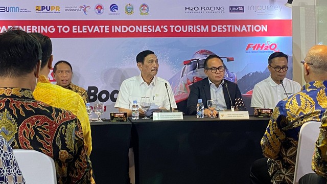 Menko Marves Luhut Binsar Pandjaitan menghadiri penandatangan MoU dengan para sponsor F1 Powerbot di Danau Toba, Jakarta, Kamis (2/2). Foto: Alfadillah/kumparan