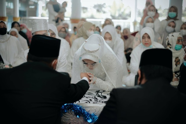 Ilustrasi pengantin yang melangsungkan akad nikah di masjid. Foto: Pexels