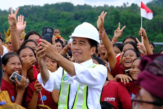 Presiden Jokowi (tengah) menyampaikan paparan saat peresmian Bendungan Tamblang di Desa Sawan, Buleleng, Bali, Kamis (2/2/2023). Foto: Nyoman Hendra Wibowo/ANTARA FOTO