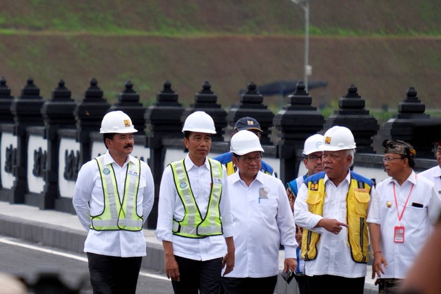 Presiden Joko Widodo (kedua kiri) meninjau Bendungan Tamblang saat peresmiannya di Desa Sawan, Buleleng, Bali, Kamis (2/2/2023). Foto: Nyoman Hendra Wibowo/ANTARA FOTO