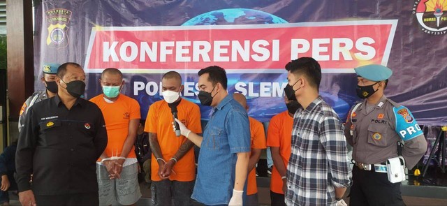 Polisi mengamankan pelaku percobaan pembunuhan dukun pengganda uang, Kamis (2/2/2023). Foto: erfanto/Tugu Jogja