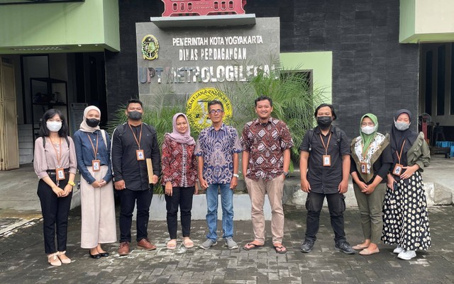 Foto bersama kelompok KKN UMBY dengan petugas UPT Metrologi Legal Kota Yogyakarta