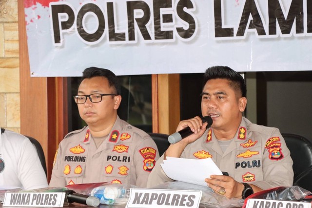 Detik-Detik Polisi Gagalkan Pengiriman 1 Kg Sabu di Lampung, Warga Sempat Rekam