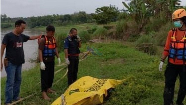 Petugas saat mengevakuasi mayat perempuan yang ditemukan di Sungai Bengawan Solo, di wilayah Desa Payaman, Kecamatan Ngraho, Kabupaten Bojonegoro. Kamis (02/02/2023) (foto: dok istimewa)