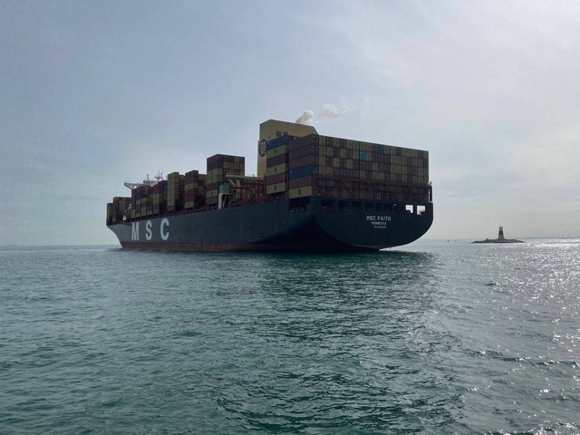 Kapal kontainer raksasa sempat kandas di perairan Belakang Padang, Batam. Foto: Istimewa