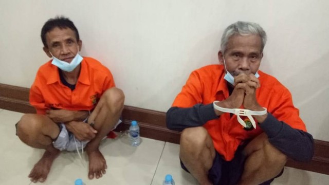 Wowon Erawan alias Aki (kiri ) dan Solihin alias Dullah saat dihadirkan konpers di Polda Metro Jaya, Kamis (2/2/2023).  Foto: Dok. Istimewa