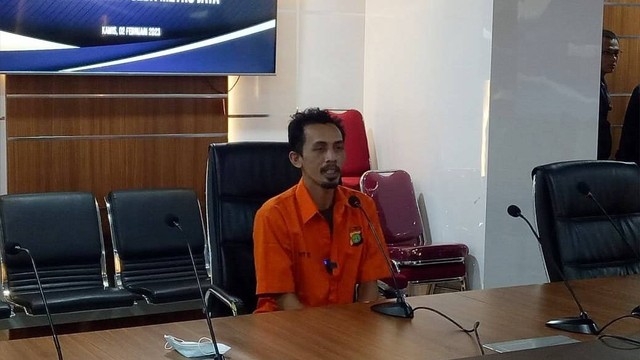 M Dede Solehudin alias Dede, tersangka pembunuhan berantai Wowon cs saat dihadirkan konpers di Polda Metro Jaya, Kamis (2/2/2023).  Foto: Dok. Istimewa