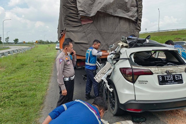 Kondisi mobil CR-V hancur setelah menabrak truk Tronton di Tol Tebing Tinggi. Foto: Polresta Deli Serdang
