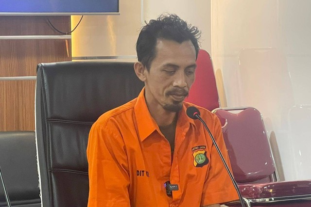 M Dede Solehudin alias Dede saat dihadirkan konpers di Polda Metro Jaya, Kamis (2/2/2023).
 Foto: Ananta Erlangga/kumparan