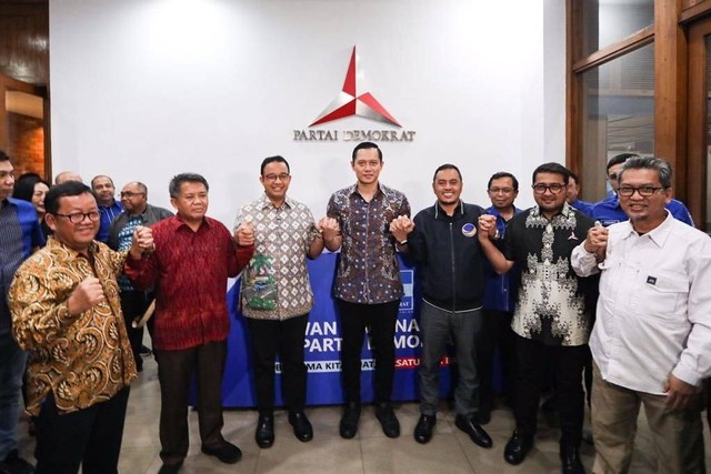 Anies Baswedan dan Ketum Partai Demokrat Agus Harimurti Yudhoyono (AHY) bersama tim kecil koalisi perubahan di DPP Partai Demokrat, Kamis (2/2). Foto: Partai Demokrat