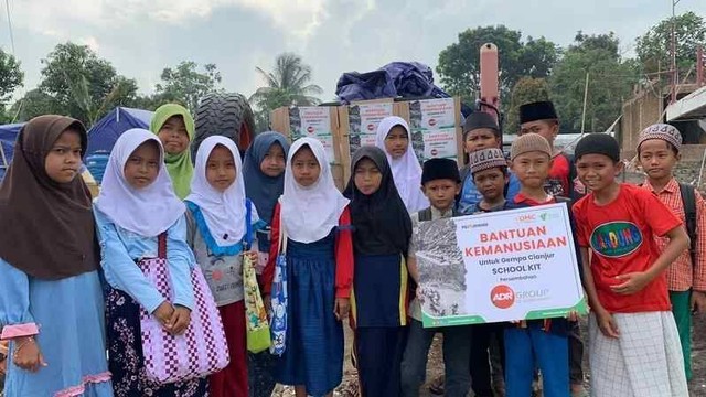 ADR Group (Tangerang, Kapuk dan Pluit) bersama Dompet Dhuafa membantu para anak-anak di Kabupaten Cianjur dengan menyalurkan puluhan paket School Kit. (