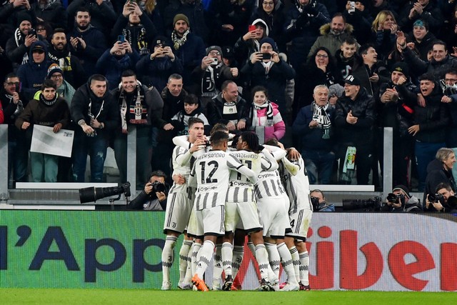 Pemain Juventus berselebrasi usai Bremer mencetak gol pertamanyasaat hadapi Lazio pada Perempat Final Coppa Italia, di Allianz Stadium, Turin, Italia, Kamis (2/2/2023). Foto: Massimo Pinca/REUTERS