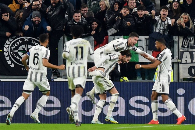 Pemain Juventus Bremer merayakan gol pertamanya bersama rekan setimnya, pada Perempat Final Coppa Italia, di Allianz Stadium, Turin, Italia, Kamis (2/2/2023). Foto: Massimo Pinca/REUTERS