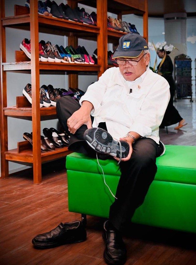 Detail dan Harga Sepatu Kets Tenun Bali yang Dipakai Jokowi