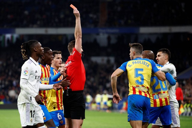 Pemain Valencia Gabriel Paulista mendapat kartu merah dari wasit Javier Alberola Rojas pada pertandingan Liga Spanyol di Stadion Santiago Bernabeu, Madrid, Spanyol, Kamis (2/2/2023). Foto: Juan Medina/REUTERS
