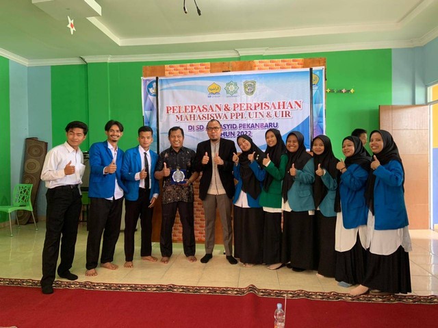 Foto bersama dengan DPL PPL, Guru Pamong PPL, mahasiswa UIR, dan mahasiswa PMM 2 Inbound UIR