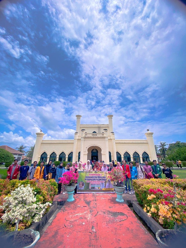 Foto bersama di depan gedung Istana Asserayah Hasyimiyah Siak Sri Indrapura