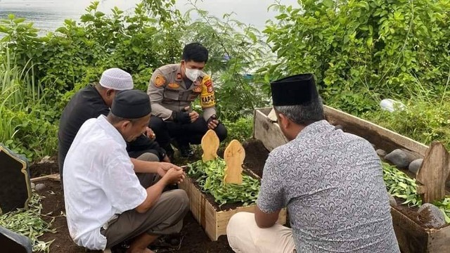 Jasat bayi laki-laki telah dimakamkan di TPU Kelurahan Kalumata. Foto: Istimewa