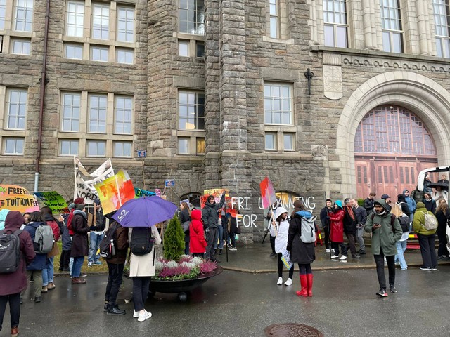 Aksi demonstrasi mahasiswa di depan gedung Universitas Sains dan Teknologi Norwegia. Sumber: Dokumentasi Perhimpunan Pelajar Indonesia-Trondheim. 