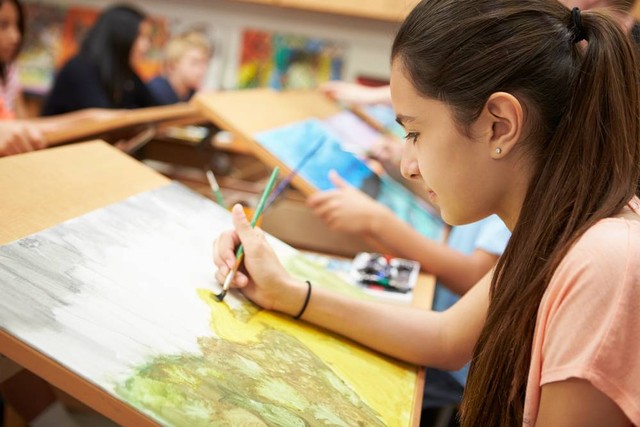 Di JIS ada banyak kesempatan bagi siswa untuk menemukan bakat baru lewat program Visual Arts yang bisa diikuti siswa tingkat sekolah dasar sampai dengan SMA. Foto: Shutterstock