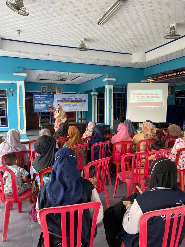 Dokumenter bersama Ibu-ibu PKK Desa Manduro