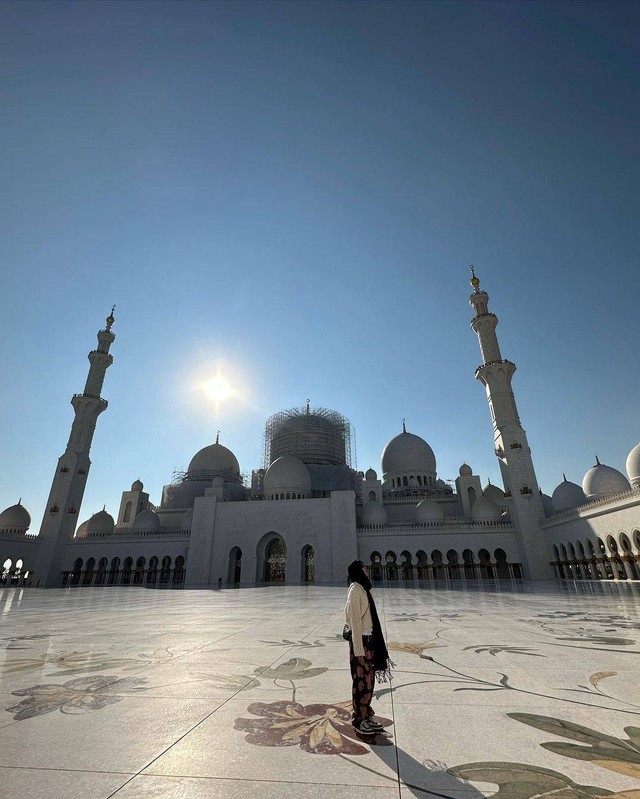 Jennie Blackpink saat mengunjungi masjid Abu Dhabi. Foto: Instagram @jennierubyjane