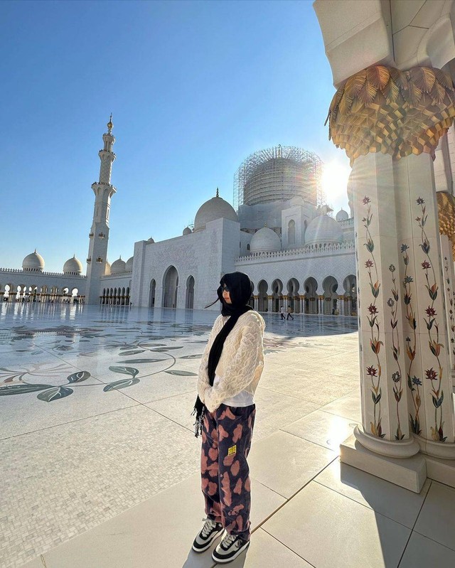 Jennie Blackpink saat mengunjungi masjid Abu Dhabi. Foto: Instagram @jennierubyjane