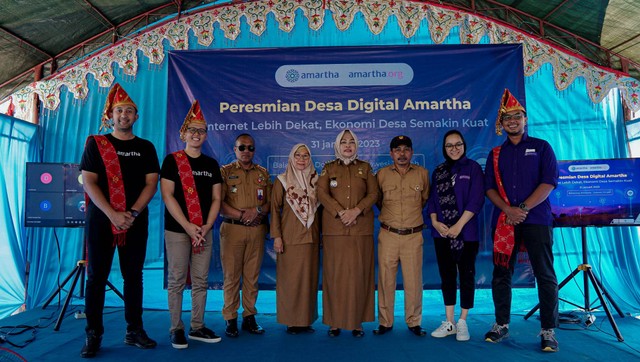 Peresmian Desa Digital Amartha dihadiri oleh Andi Taufan Garuda Putra, Founder & CEO Amartha (paling kanan) bersama jajaran direksi Amartha serta Pejabat Daerah dan Perangkat Desa Balaesang pada Selasa (31/1).