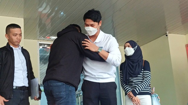 Tersangka kasus pengancaman terhadap Rizky Billar (kedua kiri) memeluk Rizky Billar usai memberikan keterangan di Polda Metro Jaya, Jakarta, Jumat (3/2/2023). Foto: Aprilandika Pratama/kumparan