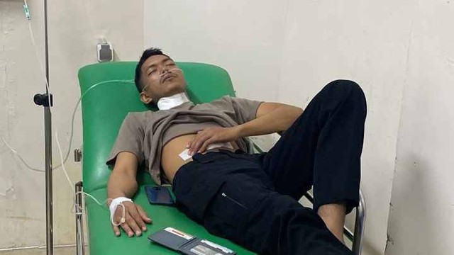 Bripda Yogi Lopang menusuk dirinya sendiri, kini dirawat di rumah sakit. Foto: Dok. Istimewa