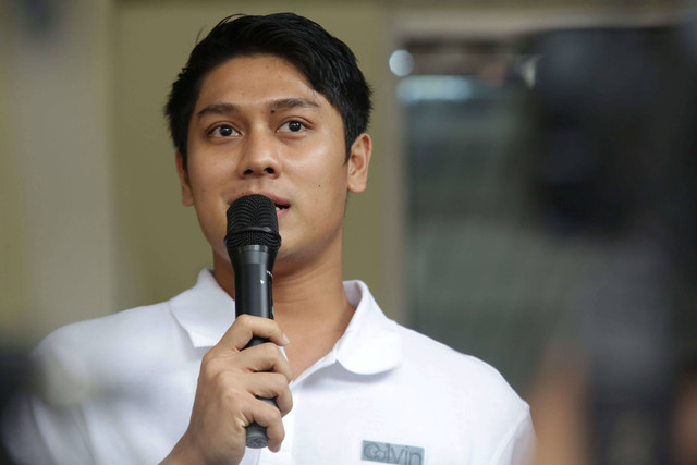 Rizky Billar saat memberikan keterangan pers terkait kasus pengancaman oleh haters di Polda Metro Jaya, Jakarta, Jumat (3/2/2023).
 Foto: Agus Apriyanto