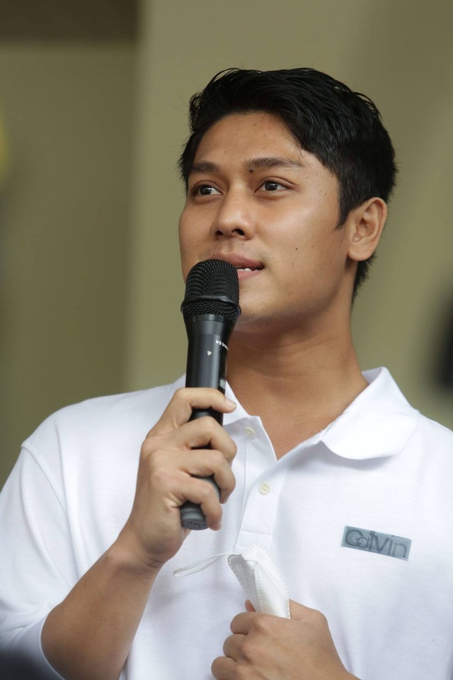 Rizky Billar saat memberikan keterangan pers terkait kasus pengancaman oleh haters di Polda Metro Jaya, Jakarta, Jumat (3/2/2023).
 Foto: Agus Apriyanto