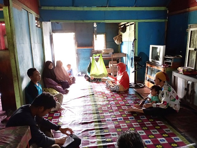 Saat YP mengadakan pertemuan dengan Kelompok Usaha Perhutanan Sosial (KUPS) di Kecamatan Simpang Hilir, Kayong Utara. (Foto : Tim Hutan Desa Yayasan Palung).