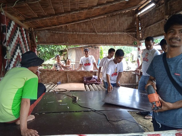 Orang Muda Ganjar (OMG) saat memperbaiki posko bersama komunitas Pemuda Batak Bersatu (PBB) Kabupaten Karo. Jumat (3/2). Foto: Dok. Istimewa