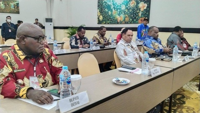 Menteri Dalam Negeri Muhammad Tito Karnavian memimpin Rapat Koordinasi Kepala Daerah se-Tanah Papua, yang berlangsung di Kota Sorong, Provinsi Papua Barat Daya, Jumat (3/2), foto: Yanti/BalleoNEWS