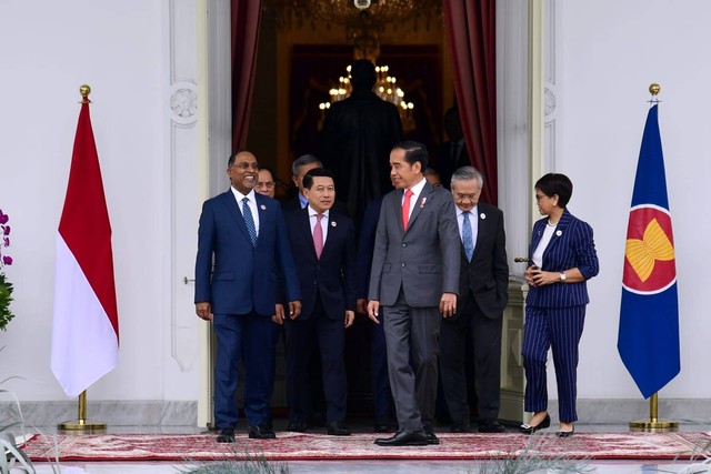 Presiden Joko Widodo menerima kunjungan kehormatan para Menteri Luar Negeri (Menlu) ASEAN dan Sekretaris Jenderal (Sekjen) ASEAN, Kao Kim Hourn, di Istana Merdeka, Jakarta, pada Jumat, 3 Februari 2023. Foto: Lukas/Biro Pers Sekretariat Presiden