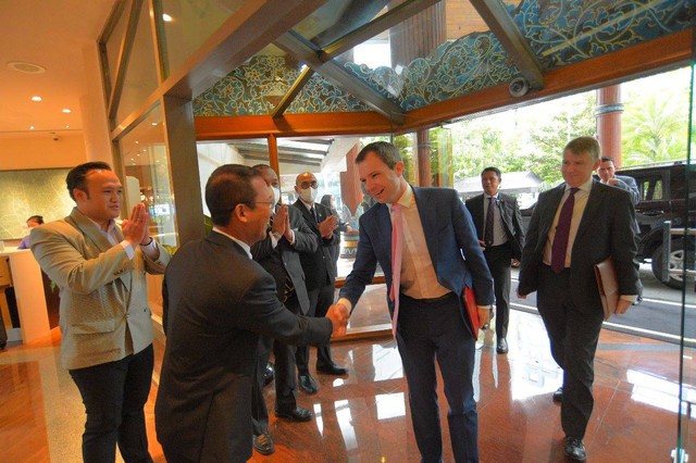 Menteri Ekspor Inggris Andrew Bowie bertemu Direksi PT MRT Jakarta.  Foto: Dok. MRT Jakarta