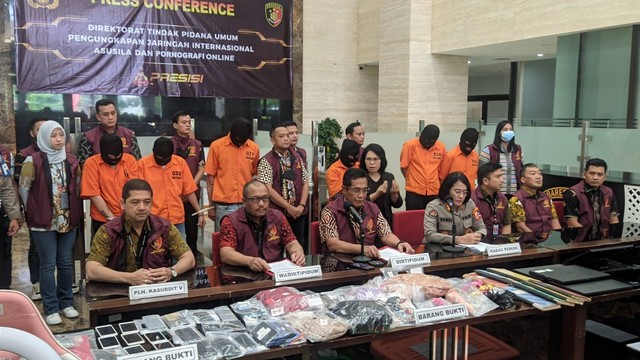 Jumpa pers pengungkapan kasus pornografi lewat aplikasi Bling2 di Mabes Polri, Jakarta, Jumat (3/2). Foto: Jonathan Devin/kumparan