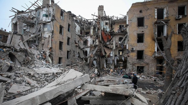 Suasana apartemen warga yang dihancurkan oleh serangan rudal Rusia di Kramatorsk, Ukraina 2 Februari 2023. Foto: Vyacheslav Madiyevskyy/REUTERS