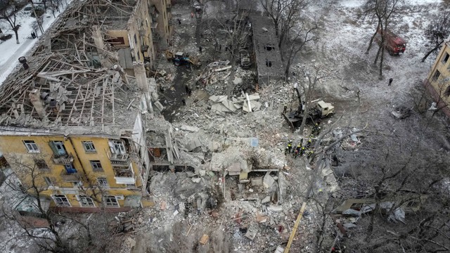 Tim penyelamat bekerja di lokasi bangunan tempat tinggal yang hancur akibat serangan rudal Rusia di Kramatorsk, Ukraina 2 Februari 2023. Foto: Vyacheslav Madiyevskyy/REUTERS