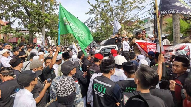 Massa dari Aliansi Ormas Islam Sumatera Utara saat berunjuk rasa di depan Konjen Denmark di Kota Medan. Foto: Dok. Istimewa