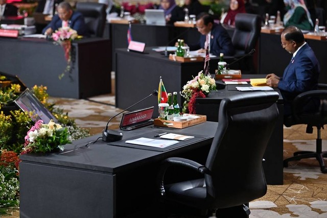 Kursi delegasi Myanmar tampak kosong saat pertemuan ASEAN Coordinating Council (ACC) di Sekretariat ASEAN, Jakarta, Jumat (3/2/2023). Foto: Aditya Pradana Putra/ANTARA FOTO