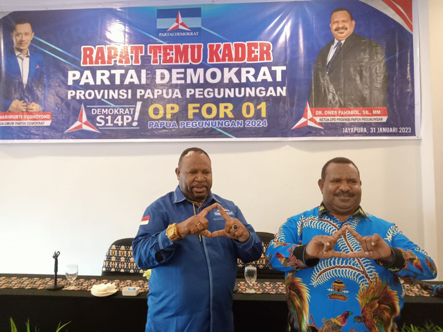 Ones Pahabol (kanan) siap maju dalam pilkada Gubernur Papua Pegunungan. Foto: istimewa