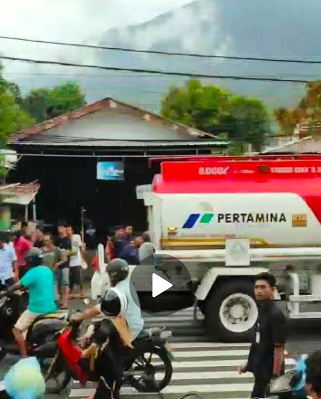 Screenshot video peristiwa ketabrakan di depan Muara Mall Ternate. Foto: Istimewa