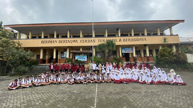 Foto bersama mahasiswa kkn-p 2023 UMSIDA dengan guru serta siswa SDN Ledug 1